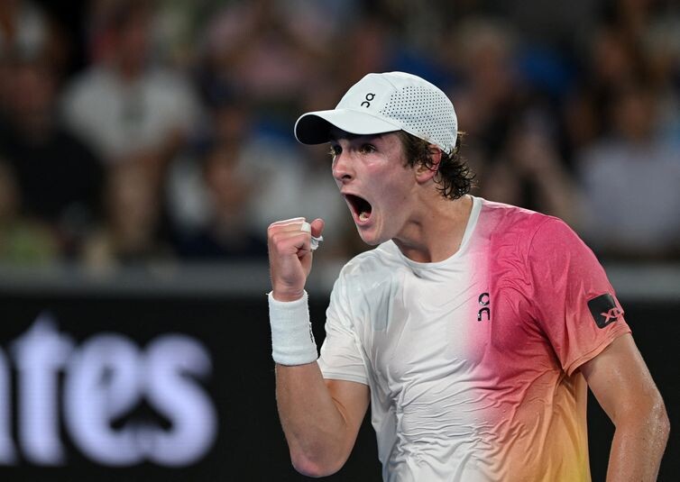 João Fonseca vibra durante partida contra Andrey Rublev no Aberto da Austrália
14/01/2025 REUTERS/Jaimi Joy