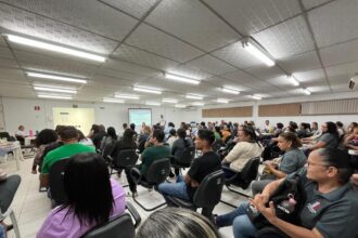 A Prefeitura de Aracaju capacita profissionais para acolhimento à população LGBTQIAPN+