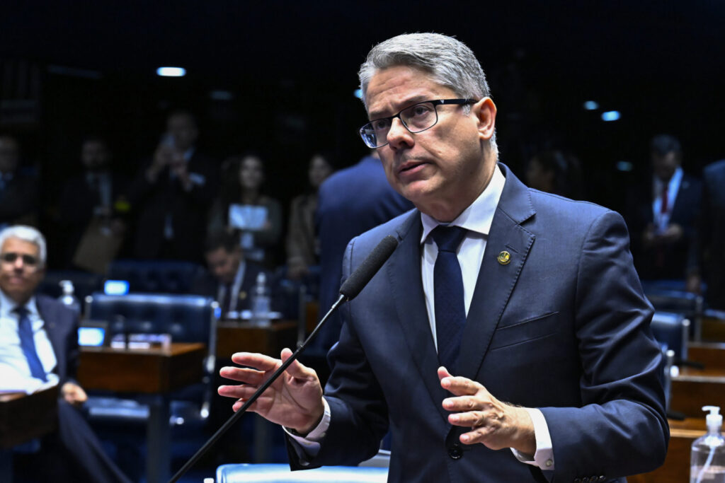 Alessandro Vieira se manifesta sobre ação de Gilmar Mendes e reafirma sua independência