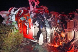 Ambulância do SAMU capota após desviar de vaca e bate em caminhão; 2 mortos