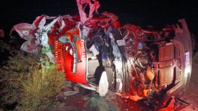 Ambulância do SAMU capota após desviar de vaca e bate em caminhão; 2 mortos