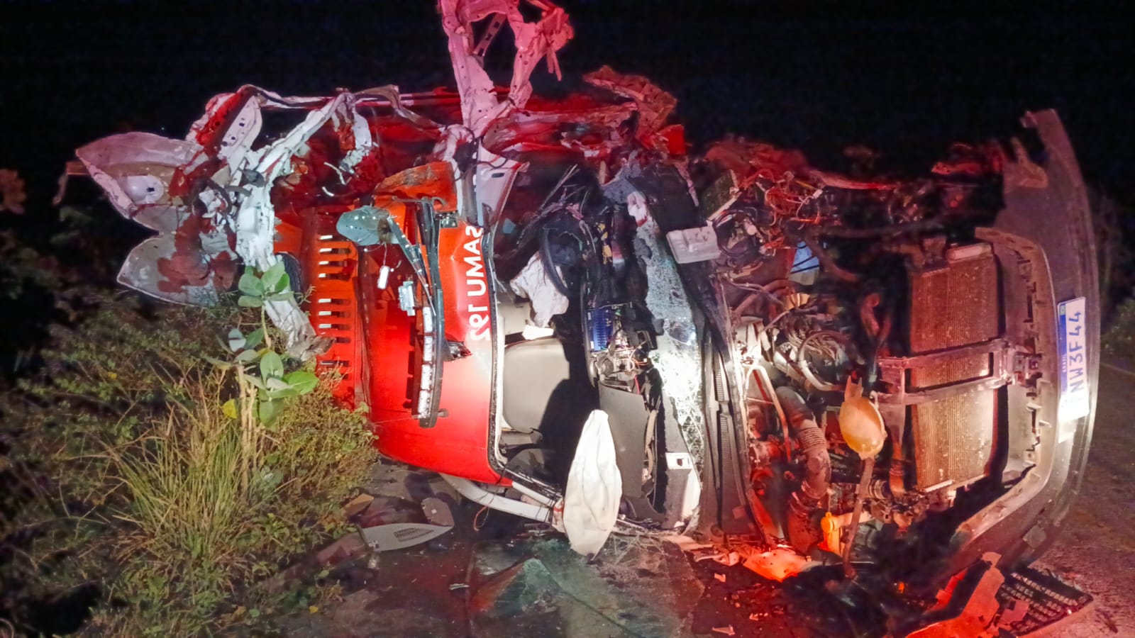 Ambulância do SAMU capota após desviar de vaca e bate em caminhão; 2 mortos