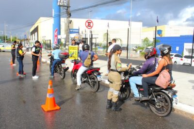 Blitz da SMTT alerta para alta de mortes de motociclistas em Aracaju