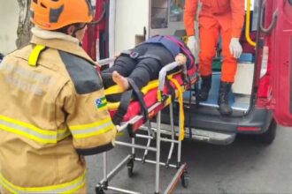Bombeiros resgatam motorista preso em carro após capotamento em Aracaju