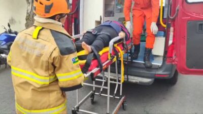 Bombeiros resgatam motorista preso em carro após capotamento em Aracaju