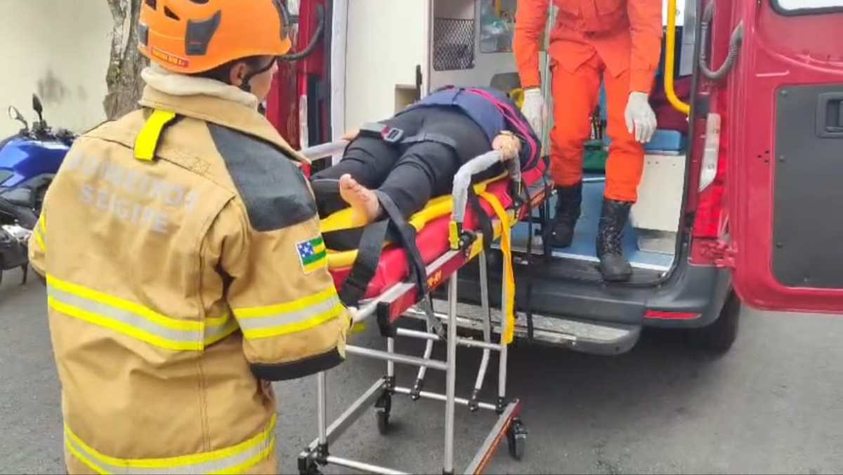 Bombeiros resgatam motorista preso em carro após capotamento em Aracaju