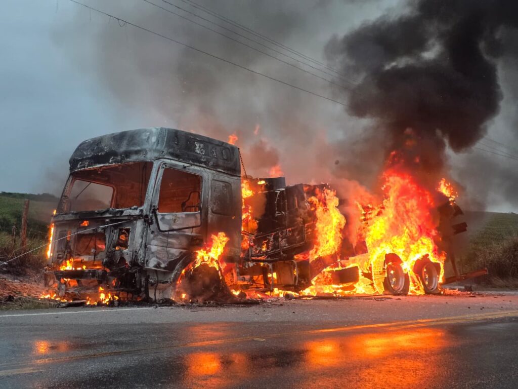 Caminhão carregado de tinta é consumido por incêndio na rodovia entre Lagarto e Riachão do Dantas
