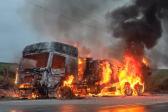 Caminhão carregado de tinta é consumido por incêndio na rodovia entre Lagarto e Riachão do Dantas
