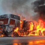 Caminhão carregado de tinta é destruído por incêndio entre Lagarto e Riachão do Dantas