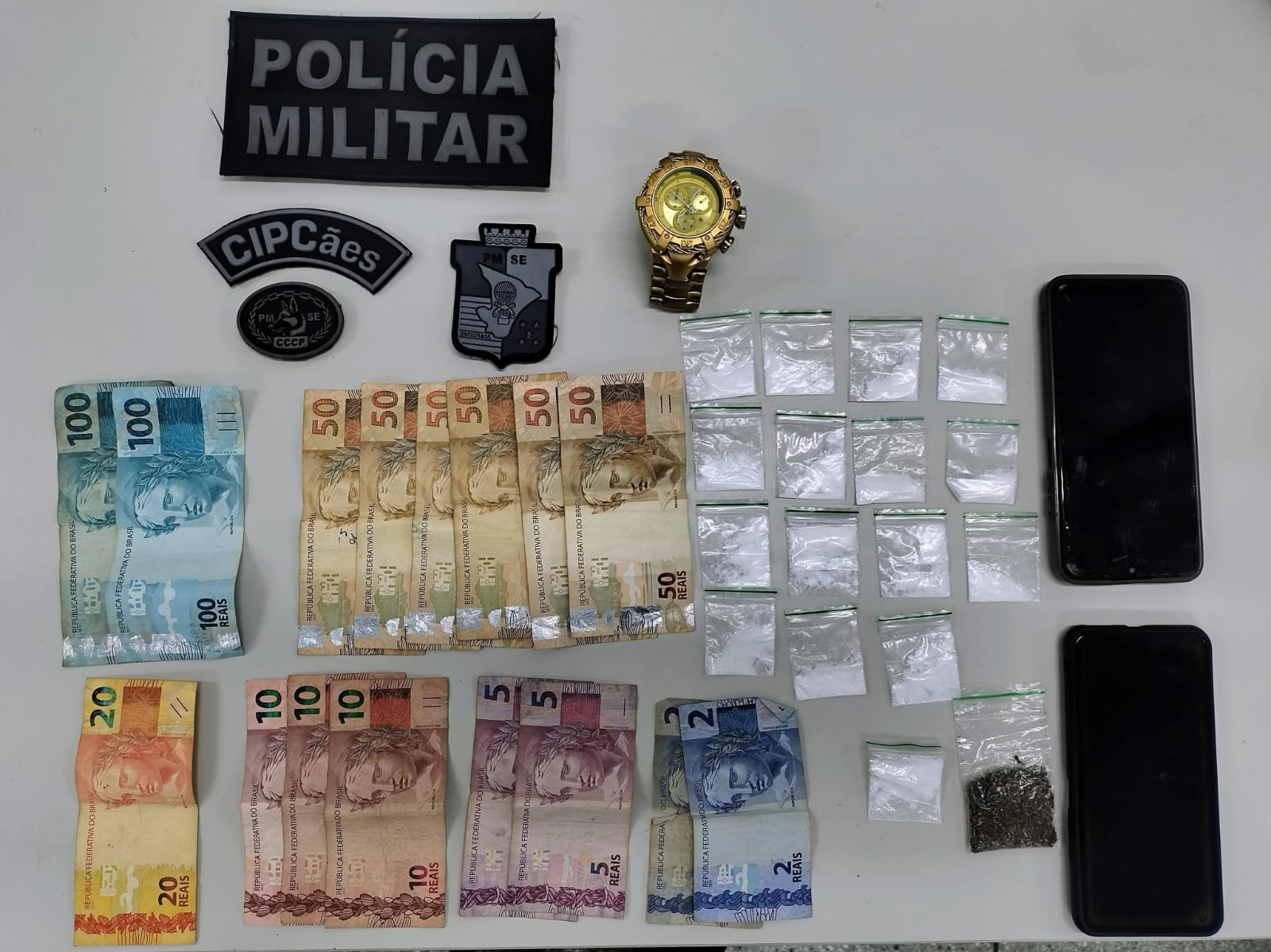 CIPCães prende homem com 16 invólucros e R$500 em Laranjeiras