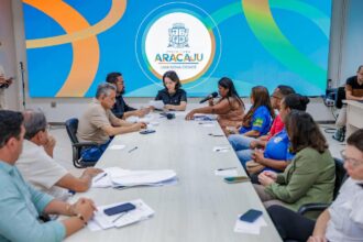Emília Corrêa debate melhorias para a Coroa do Meio com associação comunitária