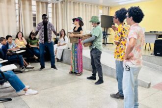 Esquete teatral leva educação ambiental a alunos da Coroa do Meio