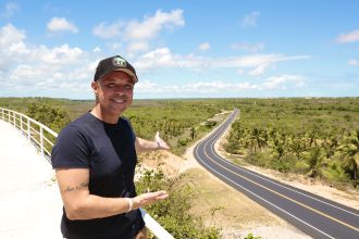 Governador Fábio Mitidieri em rodovia pavimentada no litoral norte de Sergipe