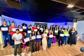 Fundat entrega certificados e inicia encaminhamento para jovens em Aracaju