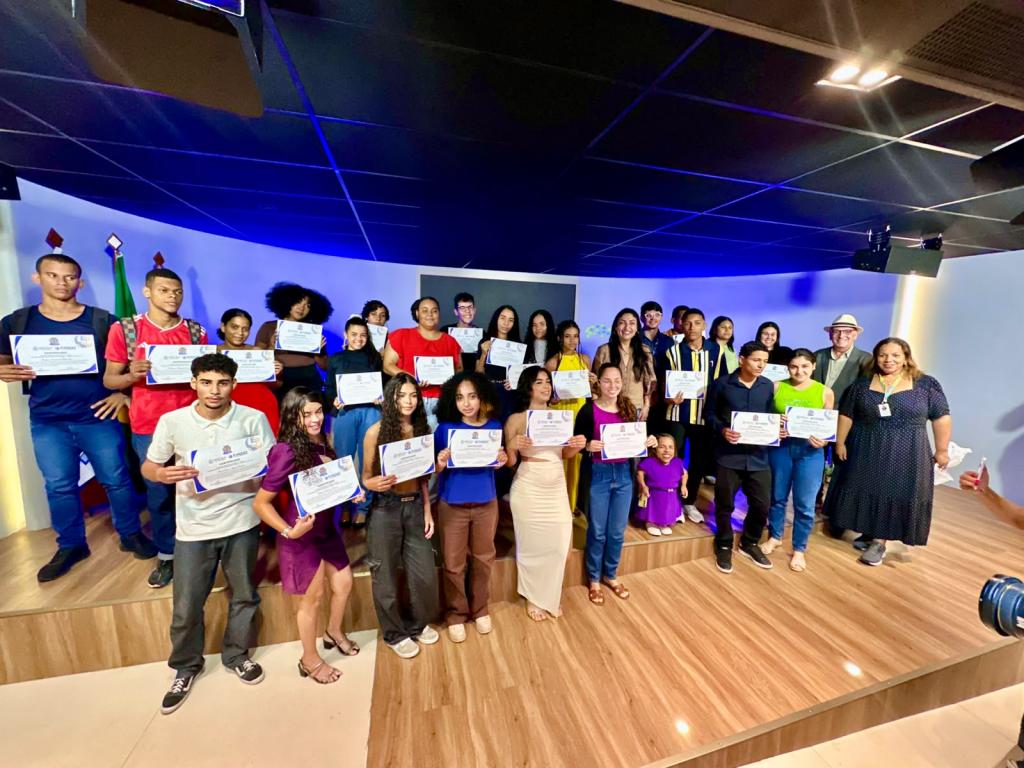Fundat entrega certificados e inicia encaminhamento para jovens em Aracaju