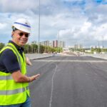 Governador Fábio Mitidieri em obra de mobilidade urbana em Sergipe