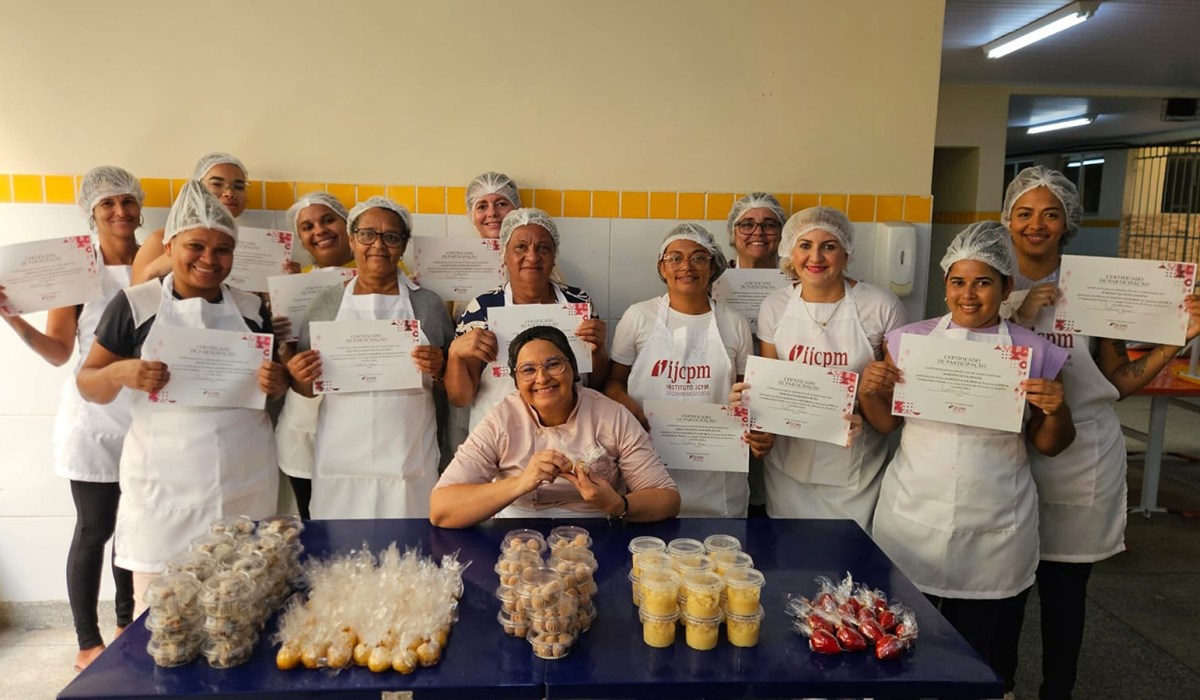 Mães em Aracaju viram empreendedoras na cozinha e impulsionam renda local