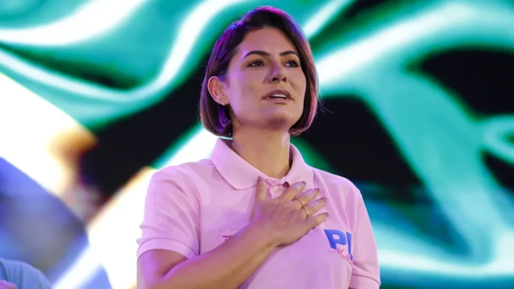 Michelle sinaliza trégua a Flávio Bolsonaro antes da convenção