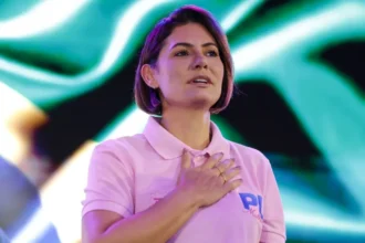 Michelle sinaliza trégua a Flávio Bolsonaro antes da convenção