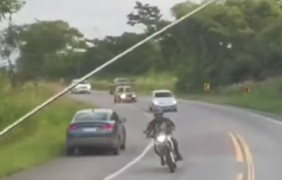 Motorista é flagrado na contramão na BR-235 em Itabaiana; PRF investiga o caso