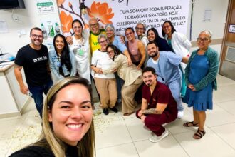 Paciente toca Sino da Esperança em Aracaju e encerra tratamento oncológico
