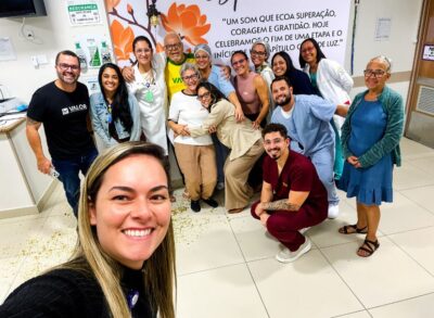 Paciente toca Sino da Esperança em Aracaju e encerra tratamento oncológico