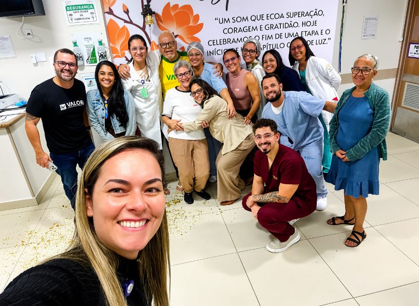Paciente toca Sino da Esperança em Aracaju e encerra tratamento oncológico