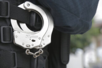 Polícia prende foragido por roubo em operação contra rinha em Socorro
