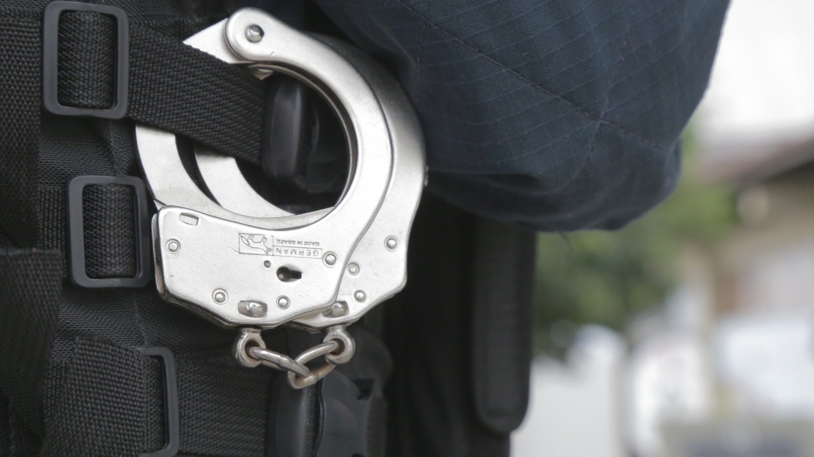 Polícia prende foragido por roubo em operação contra rinha em Socorro