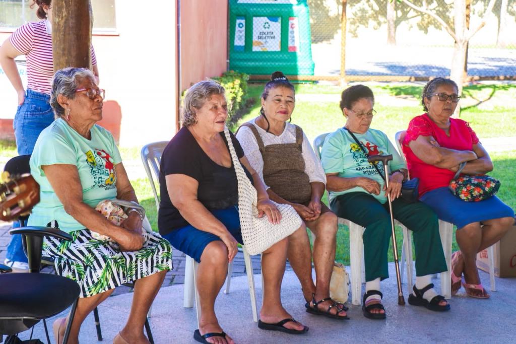 Prefeitura de Aracaju realiza piquenique e ensaio fotográfico para idosos no Parque Poxim