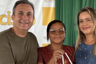 Prefeitura de São Francisco entrega 140 óculos e anuncia novas etapas do projeto