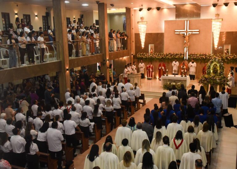 Solteiros católicos se encontram em Aracaju com Missa e pulseiras azuis