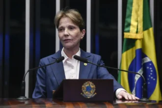 Tereza Cristina sinaliza ser vice de Flávio Bolsonaro; PP reavalia neutralidade