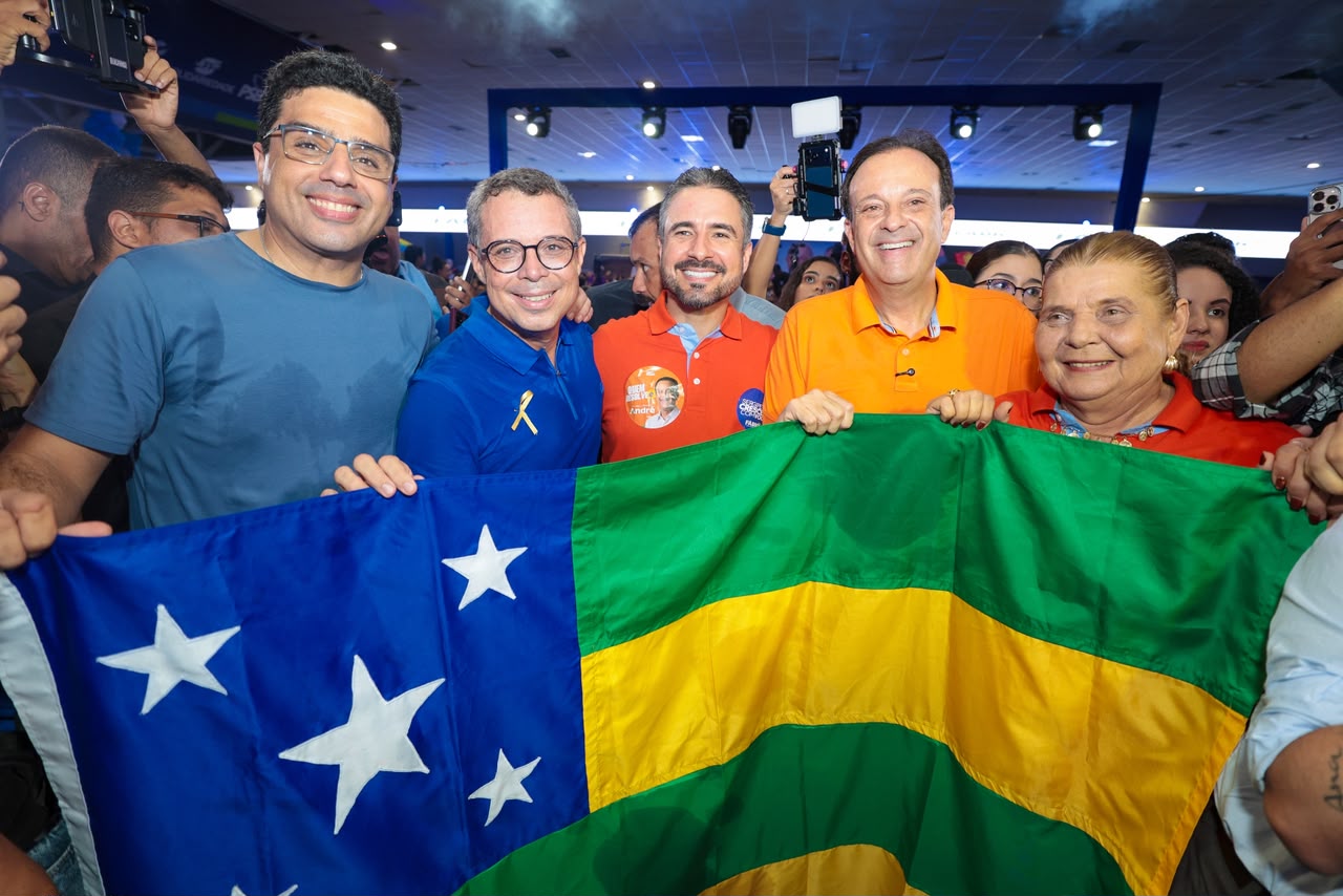 Na saída da convenção, Fábio Mitidieri reserva tempo para ouvir a população