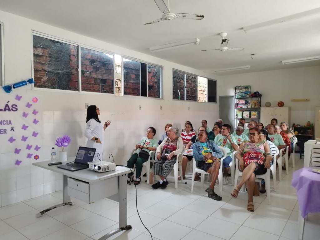 Agosto Lilás: Cras Jardim Esperança promove palestra para idosos em Aracaju