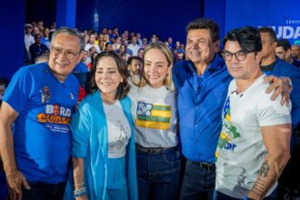 André David promove adesivaço em Aracaju com mobilizações em dois pontos