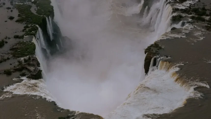 Argentina desmonta temporariamente passarela da Garganta do Diabo nas Cataratas