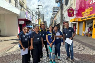 Blitz Ambiental orienta comércio do Centro sobre reciclagem