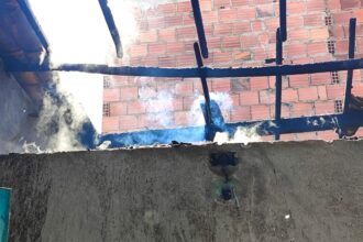 Bombeiros atuam em incêndio em residência na Barra dos Coqueiros