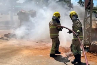Bombeiros controlam incêndio durante desmontagem da Vila do Forró