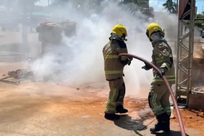 Bombeiros controlam incêndio durante desmontagem da Vila do Forró