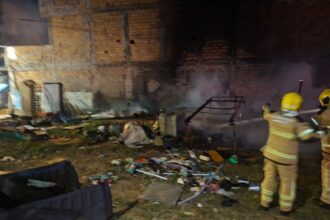 Bombeiros controlam incêndio em barraco no Santos Dumont, Aracaju