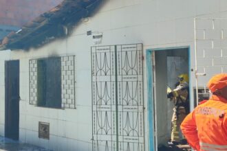 Bombeiros controlam incêndio em casa na Barra dos Coqueiros; ninguém ferido
