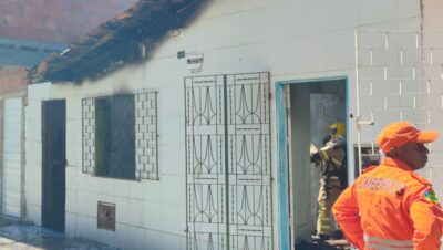 Bombeiros controlam incêndio em casa na Barra dos Coqueiros; ninguém ferido