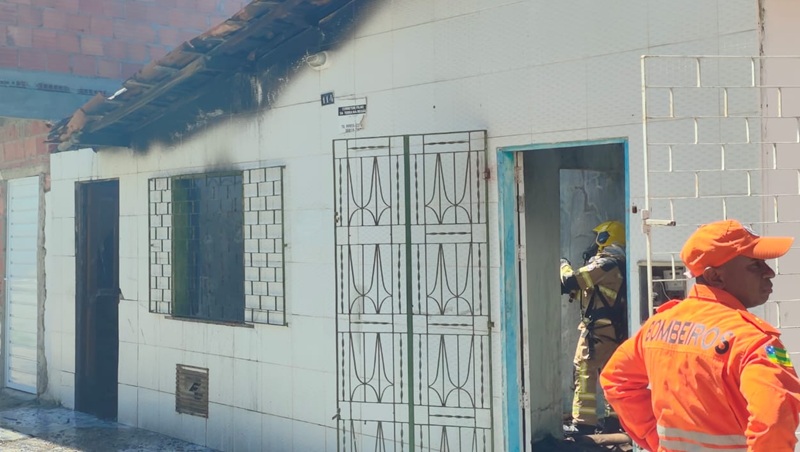 Bombeiros controlam incêndio em casa na Barra dos Coqueiros; ninguém ferido