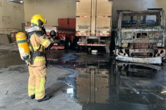 Bombeiros controlam incêndio em depósito que destruiu caminhão em Aracaju