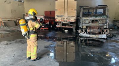 Bombeiros controlam incêndio em depósito que destruiu caminhão em Aracaju