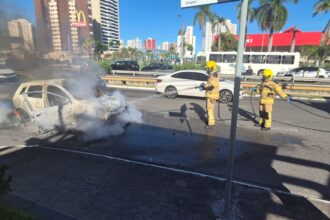 Bombeiros controlam incêndio que destruiu carro em frente ao Shopping Jardins