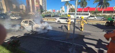Bombeiros controlam incêndio que destruiu carro em frente ao Shopping Jardins