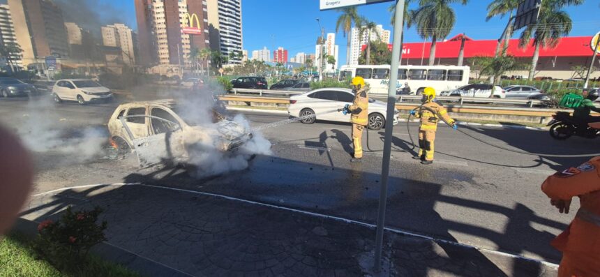 Bombeiros controlam incêndio que destruiu carro em frente ao Shopping Jardins